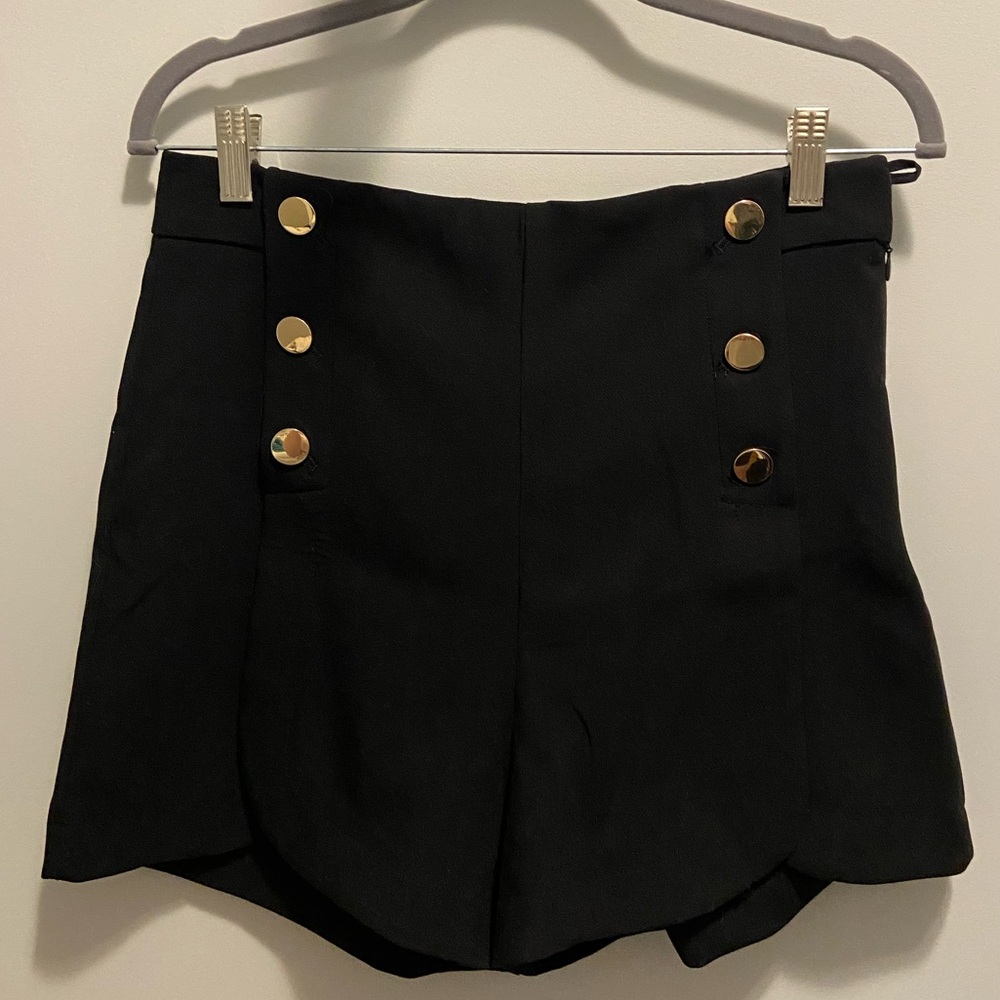 High-waisted H&M black shorts!
